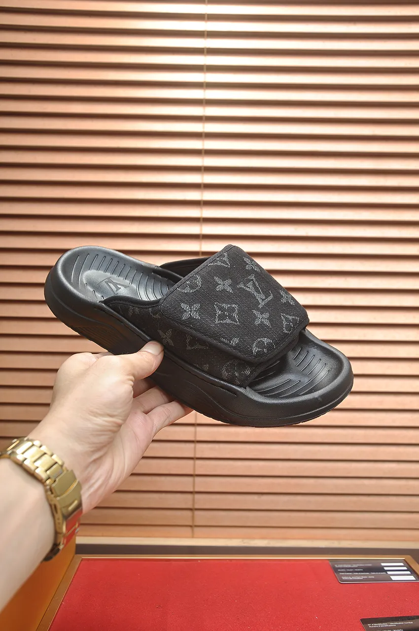Men's men's shoes 💰340💶 [Louis Vuitton LV slippers] (high-end cowhide) counter 1:1 fashion style, a must-have for summer! The designer used LV’s iconic outsole. The original simple slippers instantly become fashionable! The upper is made of flexible special cowhide leather straps alternately, and the workmanship is exquisite! A must-have for stylish men in summer, size 38-45 (45 customized)